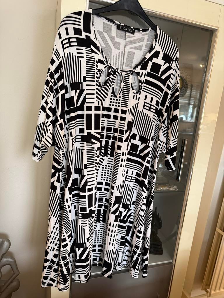 Zwart-wit jurk met print en cut-outs maat 48 Thombiq, Kleding | Dames, Ophalen of Verzenden, Zo goed als nieuw, Zwart, Jurk