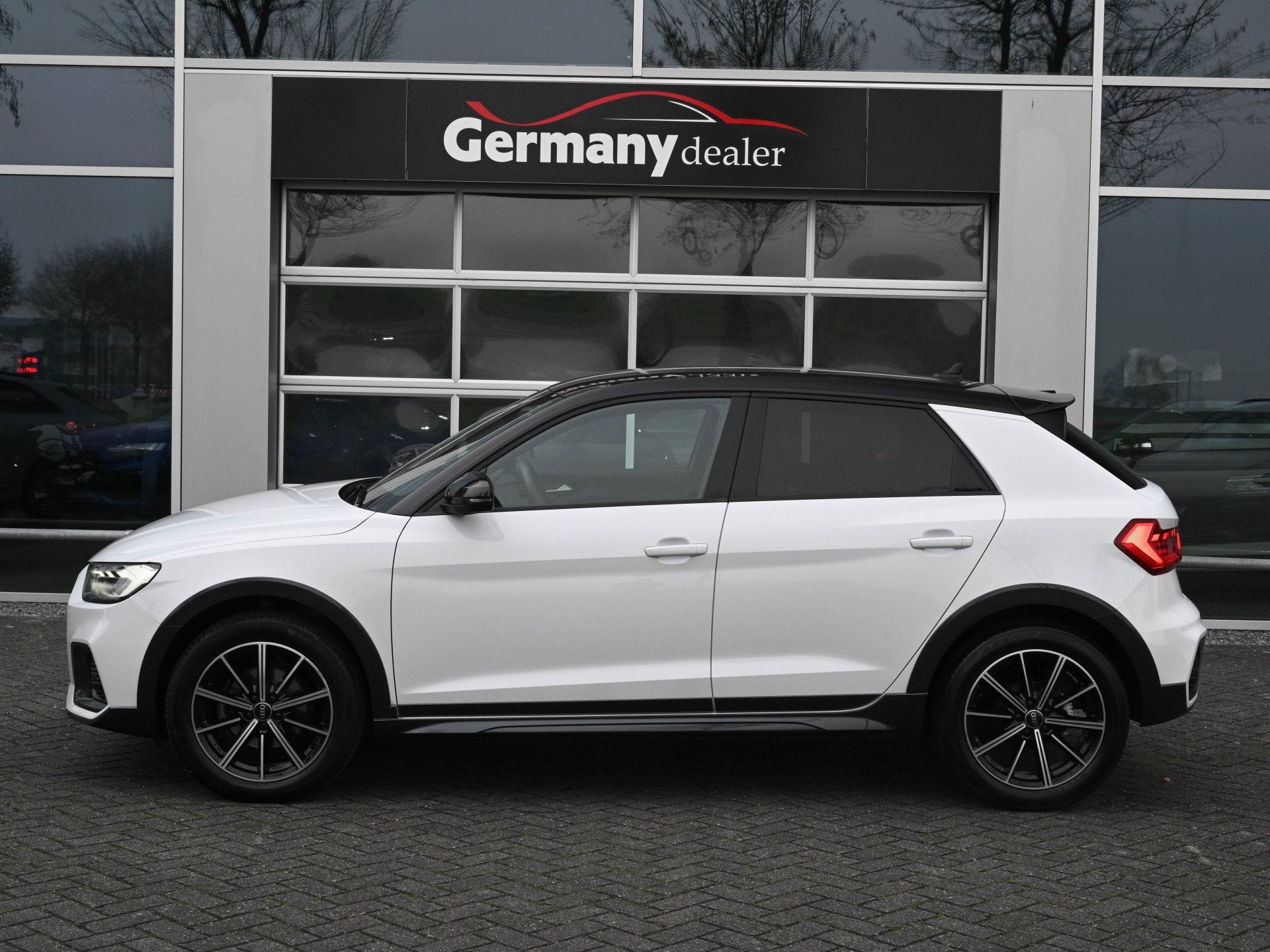 Audi A1 citycarver 35TFSI 150PK Bi-Tone Cruise Lane Ass. Vir, Auto's, Audi, Zwart, 4 cilinders, Automatische klimaatregeling, Leder en Stof