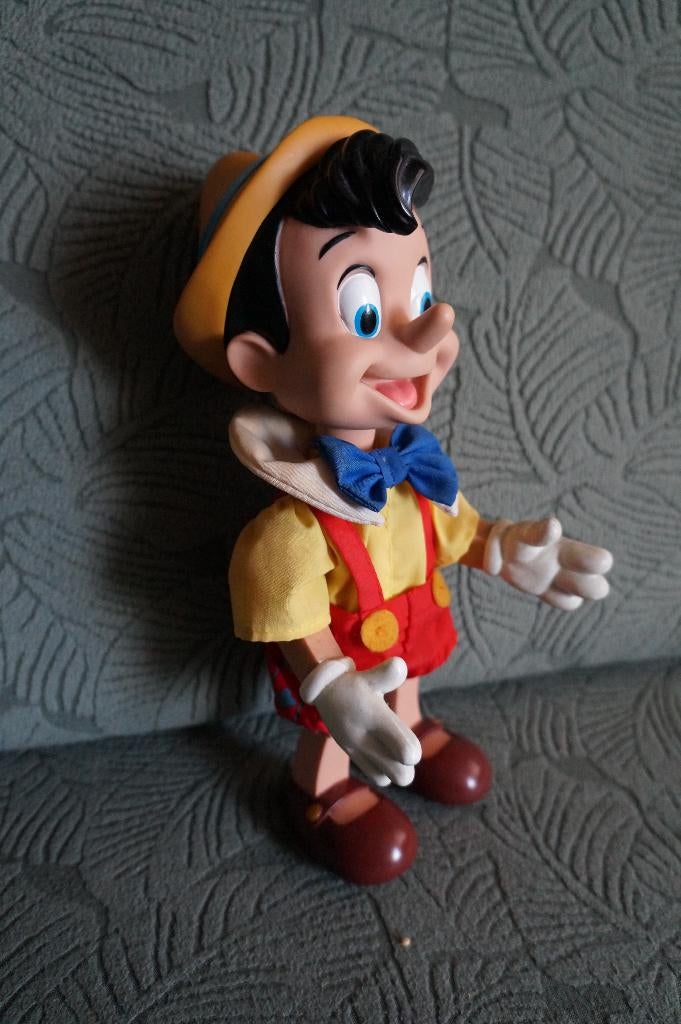 Pinokkio figuur met kleding en beweegbare beentjes, Verzamelen, Disney, Ophalen of Verzenden, Peter Pan of Pinokkio, Zo goed als nieuw