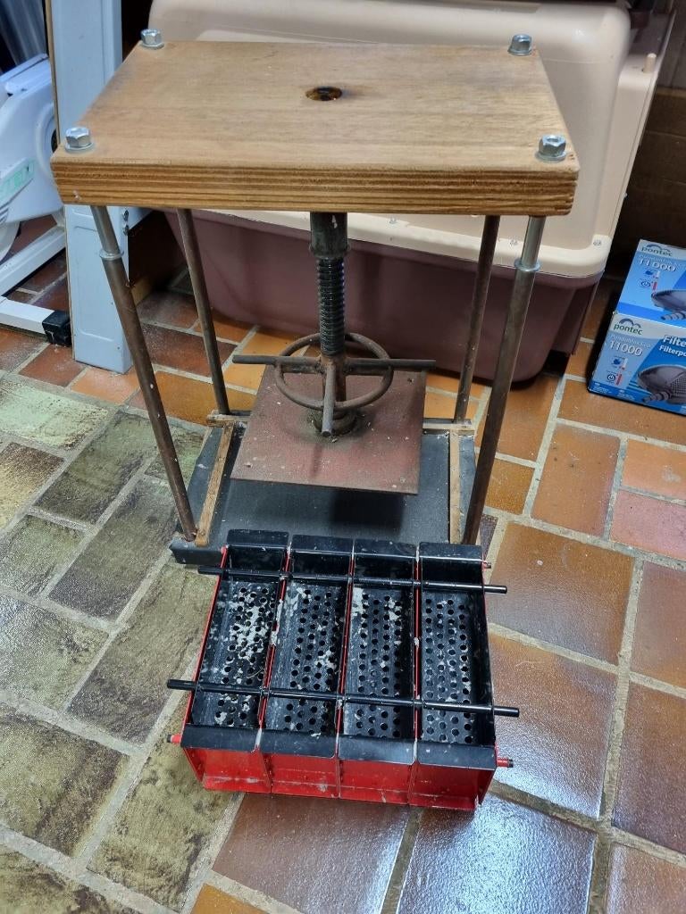 brikettenpers, Minder dan 3 m³, Ophalen, Blokken