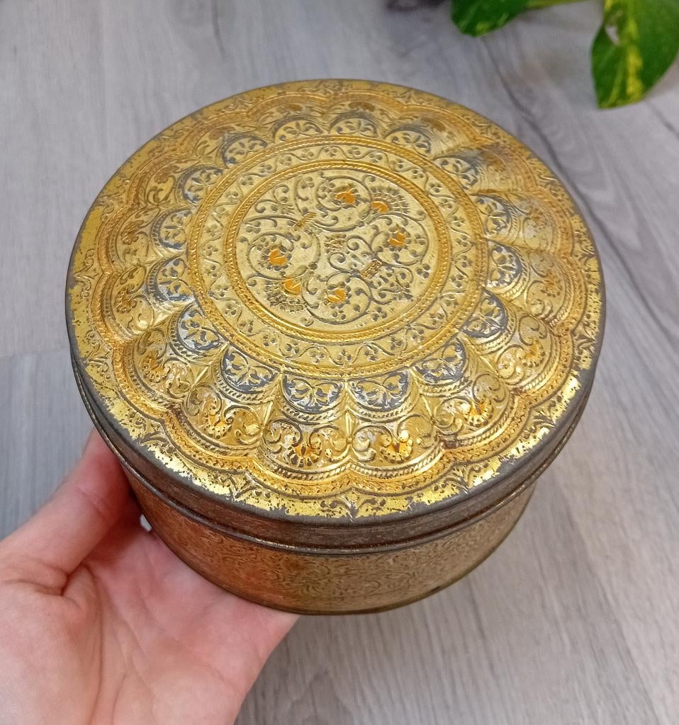 vintage koektrommel met relief goudkleurig, Verzamelen, Blikken, Ophalen of Verzenden, Gebruikt, Koek(jes)