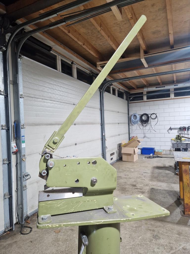 Handplaatschaar voor het knippen van metalen. incl stalen vo, Ophalen