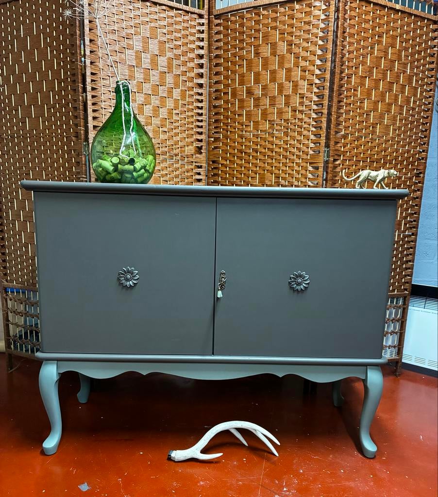 Gerestyled kast met sierlijke poten, Huis en Inrichting, Kasten | Buffetkasten, Gebruikt, 100 tot 150 cm, 50 tot 100 cm, 25 tot 50 cm