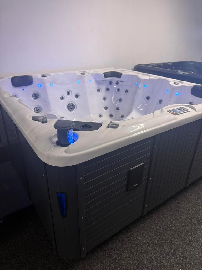 Jacuzzi spa Balboa – 215x215 – plug & play 220V - 5 pers., Ophalen, Zo goed als nieuw, Trap, Vast