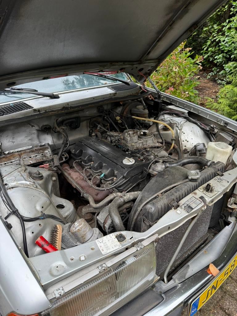 Mercedes Benz 230E 5 bak zilvergrijs met blauw project, foto 4