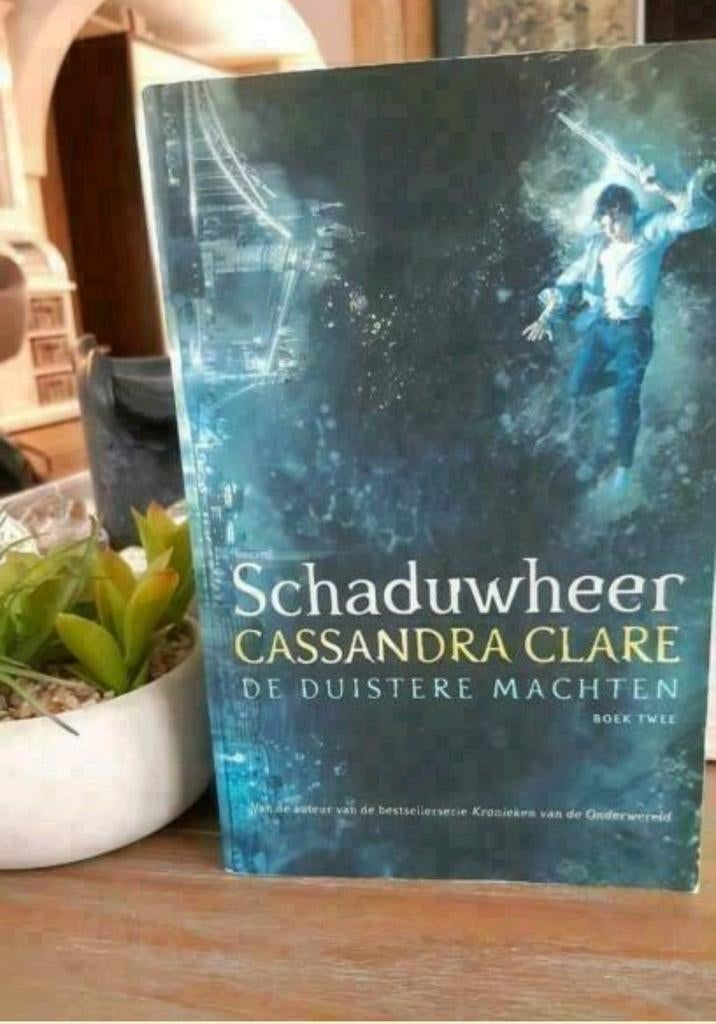 Cassandra Clare: Schaduwheer - De duistere machten 2, Ophalen of Verzenden, Gelezen