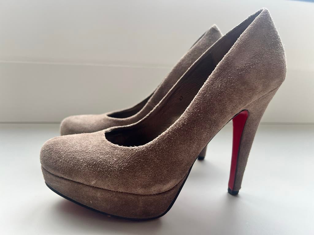 Invito Pumps met Rode Zool, Pumps, Beige, Ophalen of Verzenden, Zo goed als nieuw