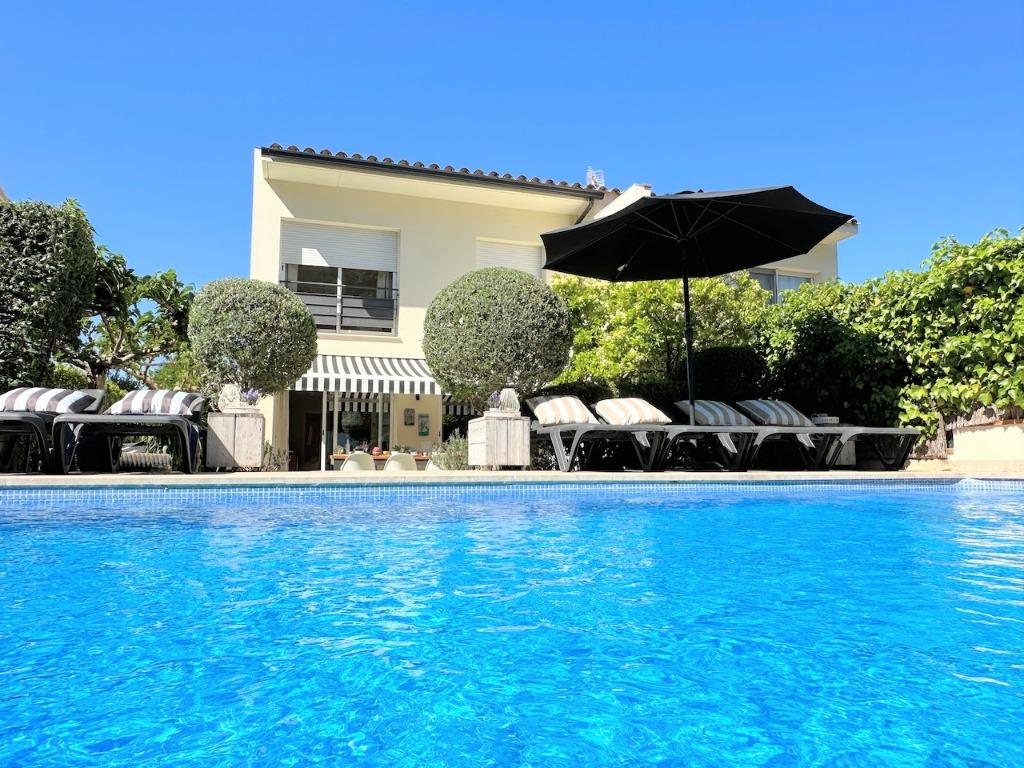 Villa Marijn met Privé-zwembad - Costa Brava - 8P, 8 personen, 4 of meer slaapkamers, Bemiddelingsbureau, Dorp