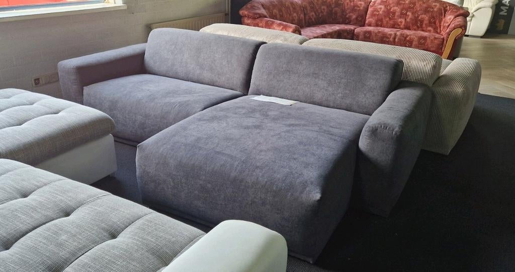 Nieuwe trendy hoekbank grijs met passende hocker / poef, Huis en Inrichting, 250 tot 300 cm, Hoekbank, Nieuw, Ophalen of Verzenden