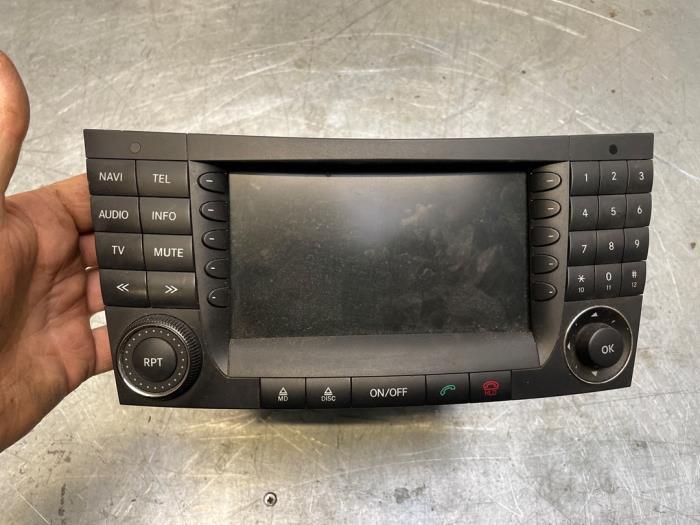 Radio van een Mercedes E-Klasse, Gebruikt, -, Ophalen of Verzenden, -