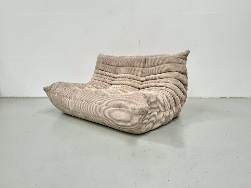 Togo 2-seater in Beige Cord by M. Ducaroy for Ligne Roset., Huis en Inrichting, Banken | Sofa's en Chaises Longues, Eenpersoons
