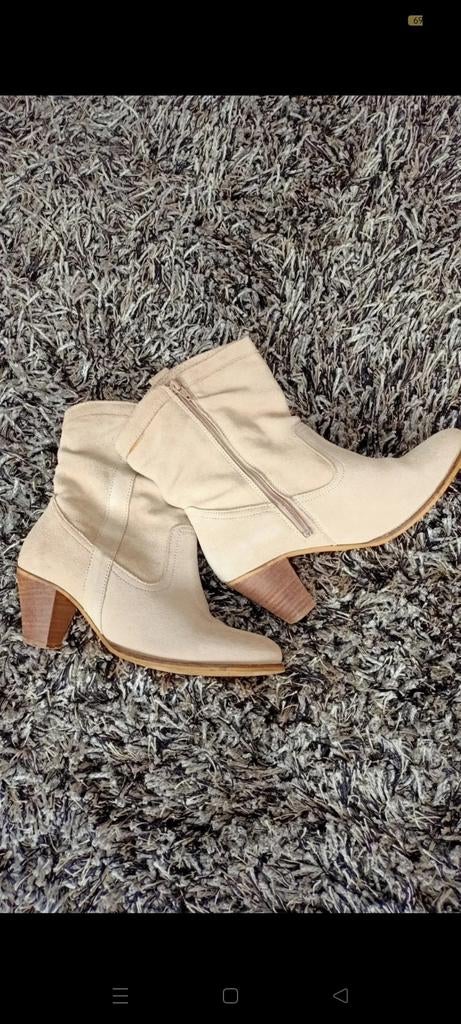 Beige enkellaarsjes met hak maat 41 ZGAN., Beige, Lage of Enkellaarzen, Ophalen of Verzenden, Onbekend