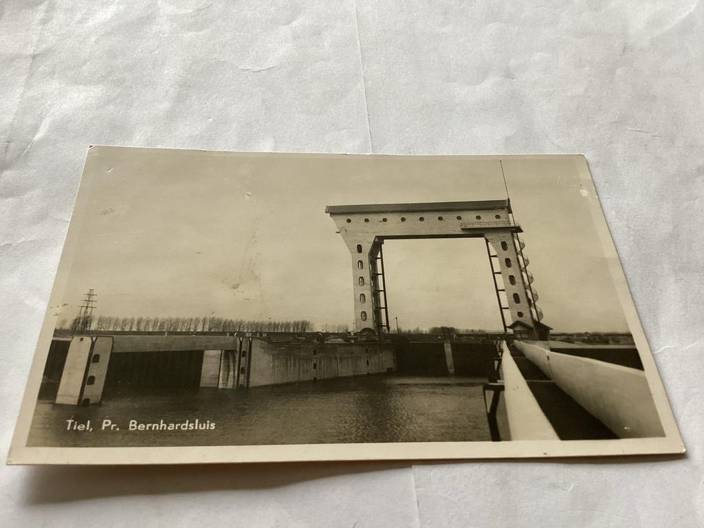 Oude ansichtkaart van de Bernhardsluis bij Tiel, Ophalen of Verzenden, 1920 tot 1940, Gelopen, Gelderland