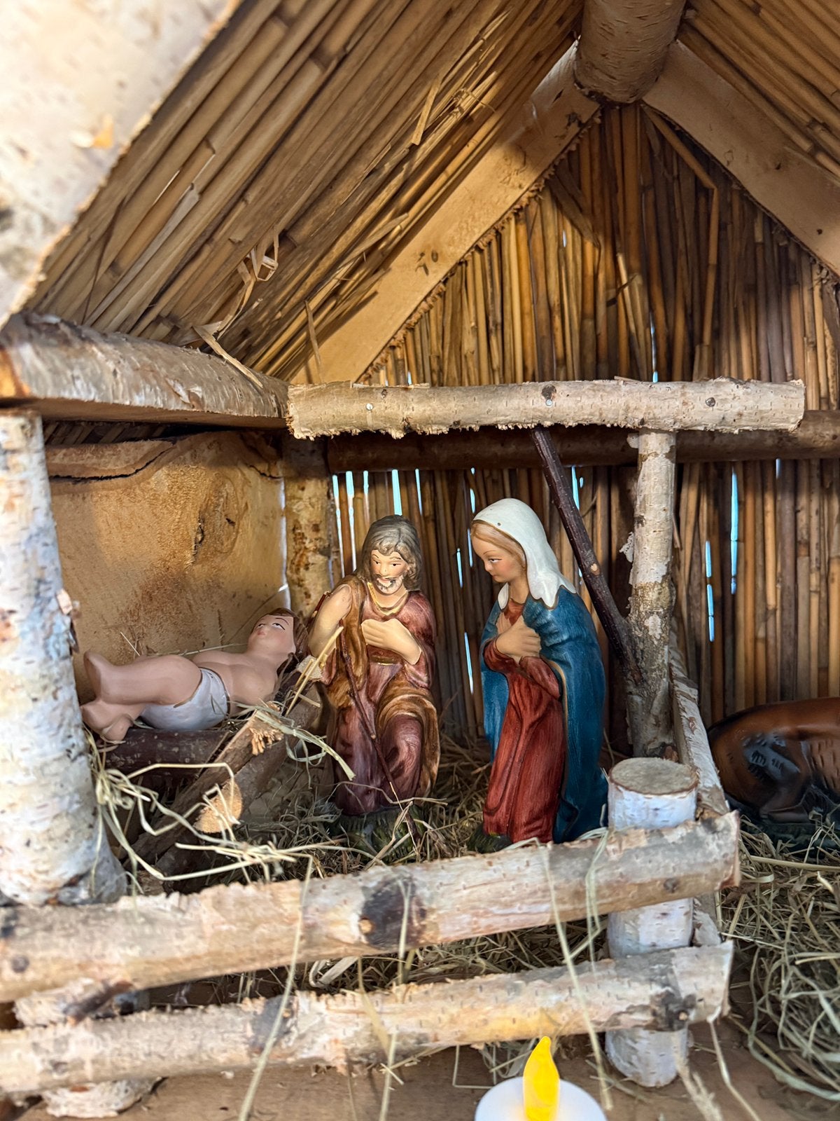 Foto 4 van Massief houten kerststal met mooie Portugese beelden
