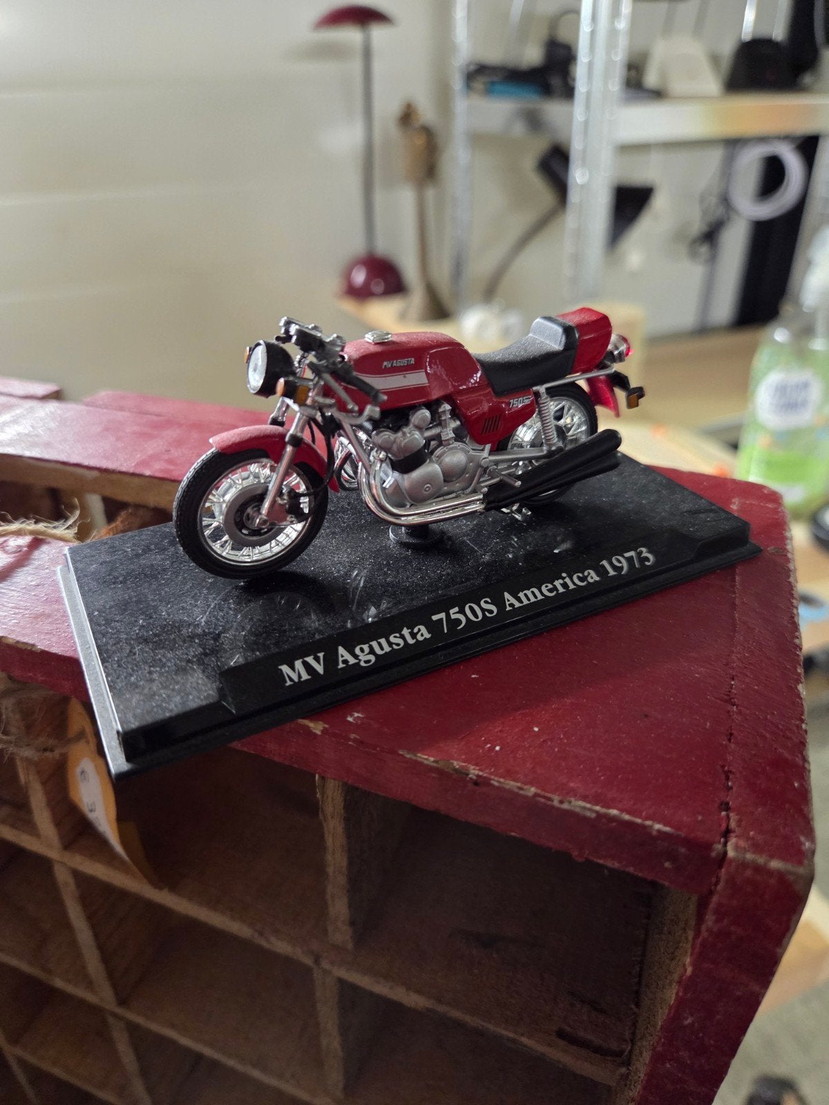 MV Agusta 750S America 1973 schaalmodel motor, Ophalen