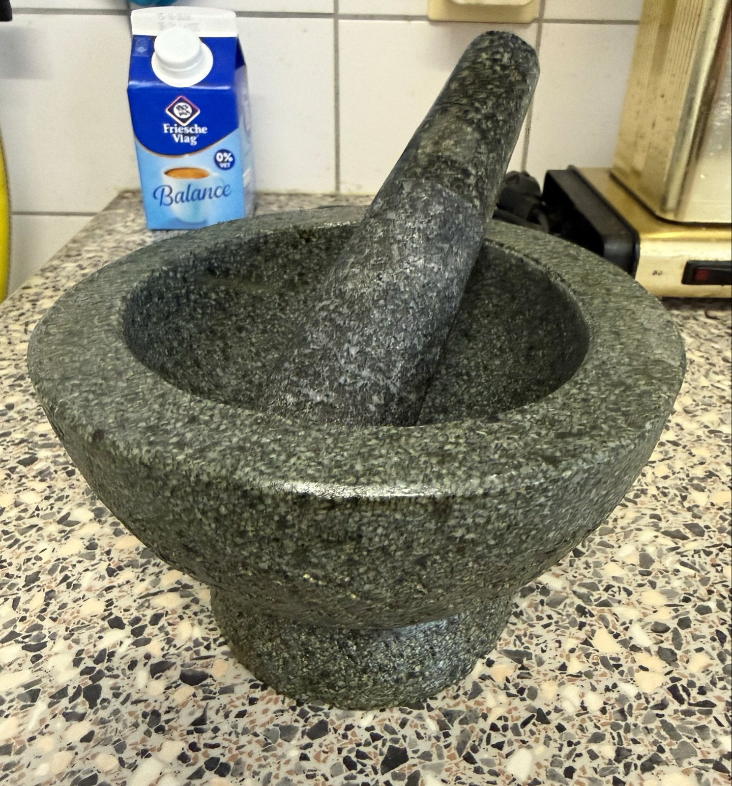 Granieten vijzel met stamper - 16 cm diagonaal, Ophalen, Overige typen, Zo goed als nieuw, Steen/keramiek