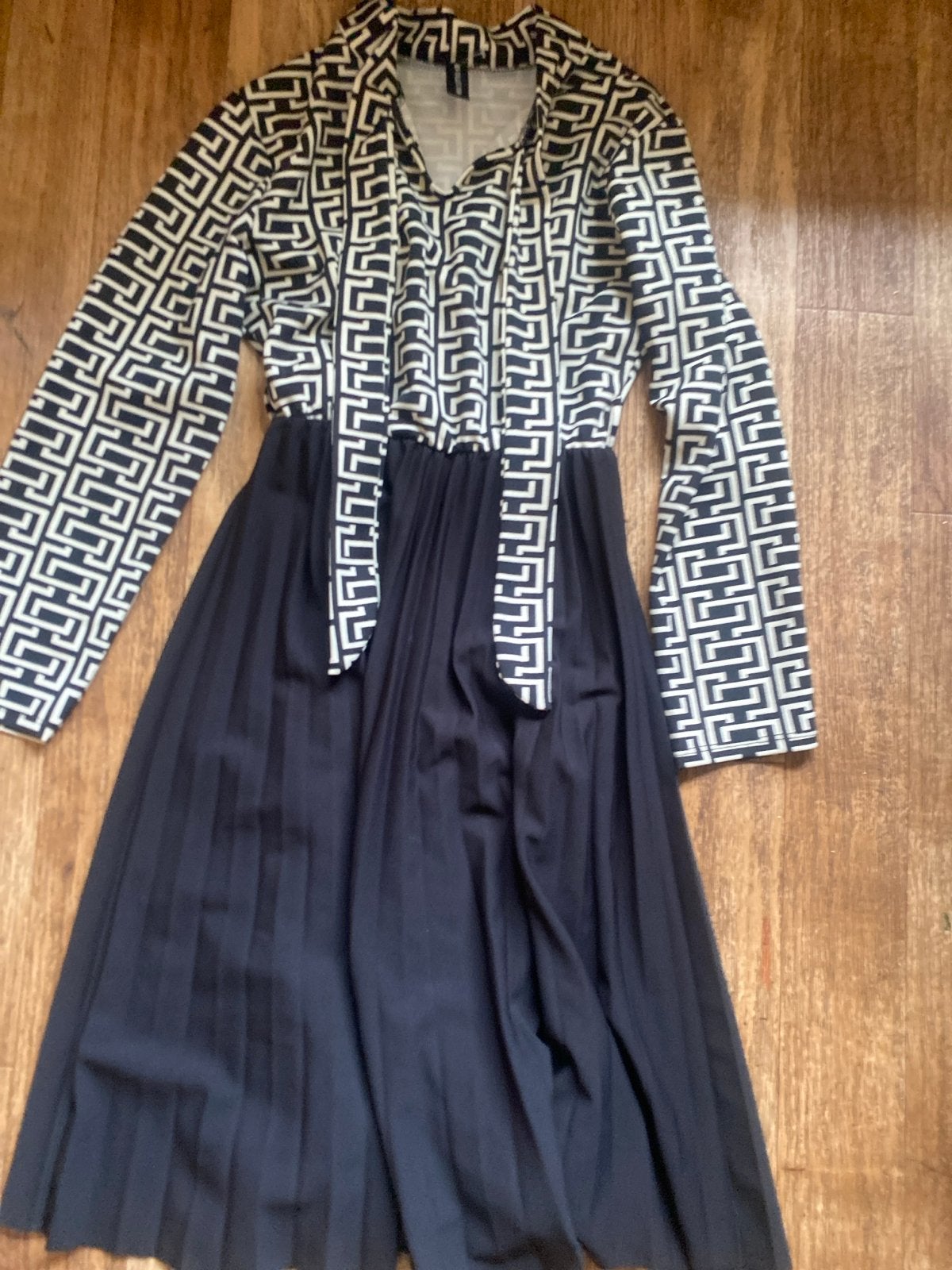 Midi jurk met print en plooirok new collection - Maat S, Zwart, Ophalen of Verzenden, Zo goed als nieuw, Maat 36 (S)