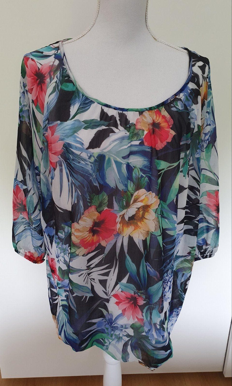 Monroe&more gebloemde top maat 50. Blauw met groen, rood., Kleding | Dames, Grote Maten, Meerkleurig, Shirt of Top, Ophalen of Verzenden
