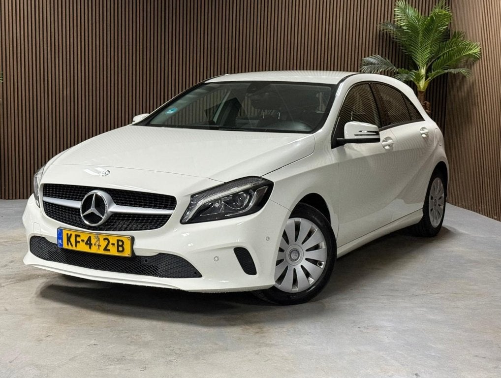 Mercedes-Benz A-Klasse 160 Ambition (bj 2016), Auto's, Gebruikt, Euro 6, 4 cilinders, Wit