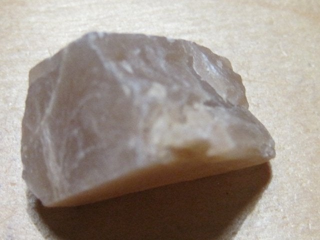 min. 5x ruwe edelsteen ZALM/BRUINE MAANSTEEN (3), Verzenden, Mineraal