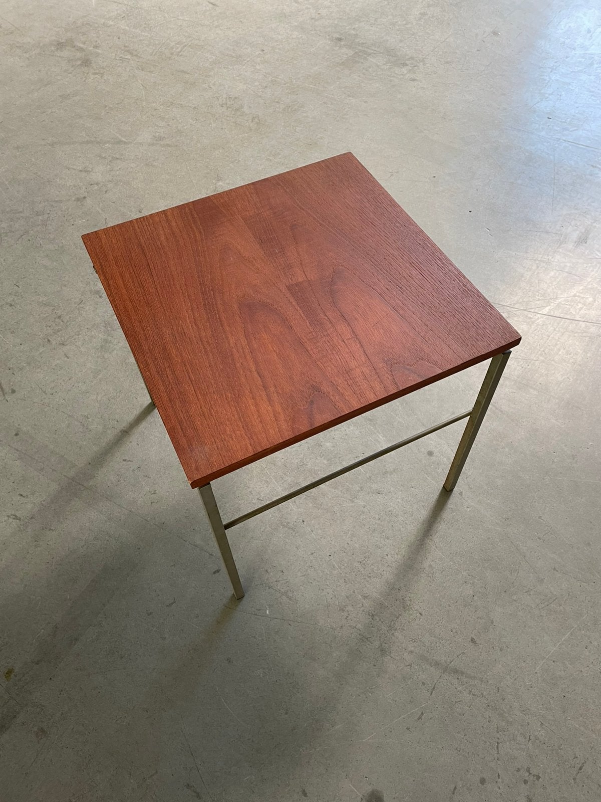 Vintage bijzettafeltje jaren 60 design ala pastoe, Ophalen