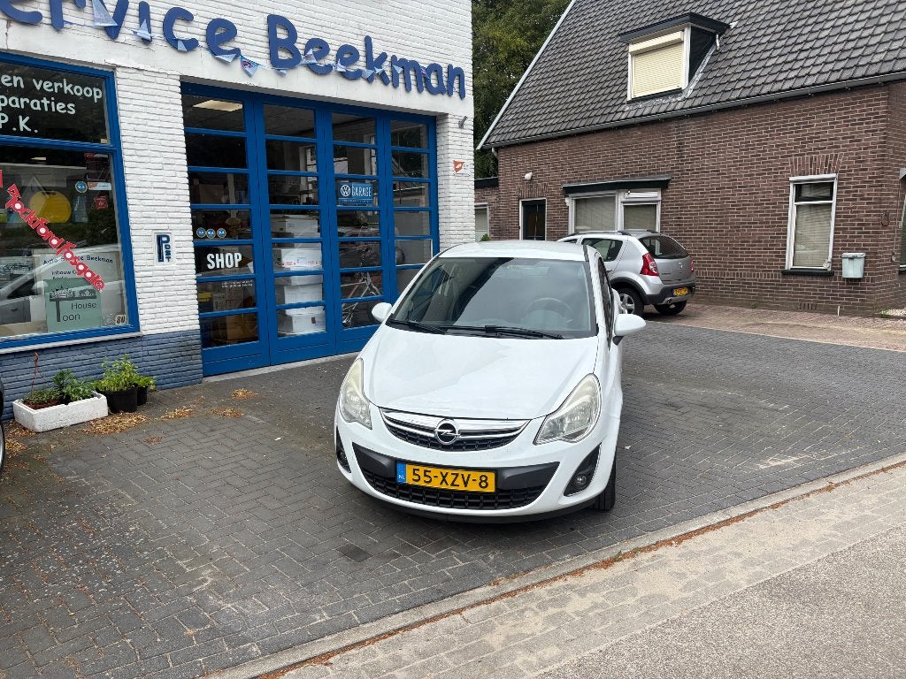 Opel Corsa 1.2 16V LPG 3D 2012 Wit, Auto's, Opel, Voorwielaandrijving, 83 pk, Zwart, 4 cilinders