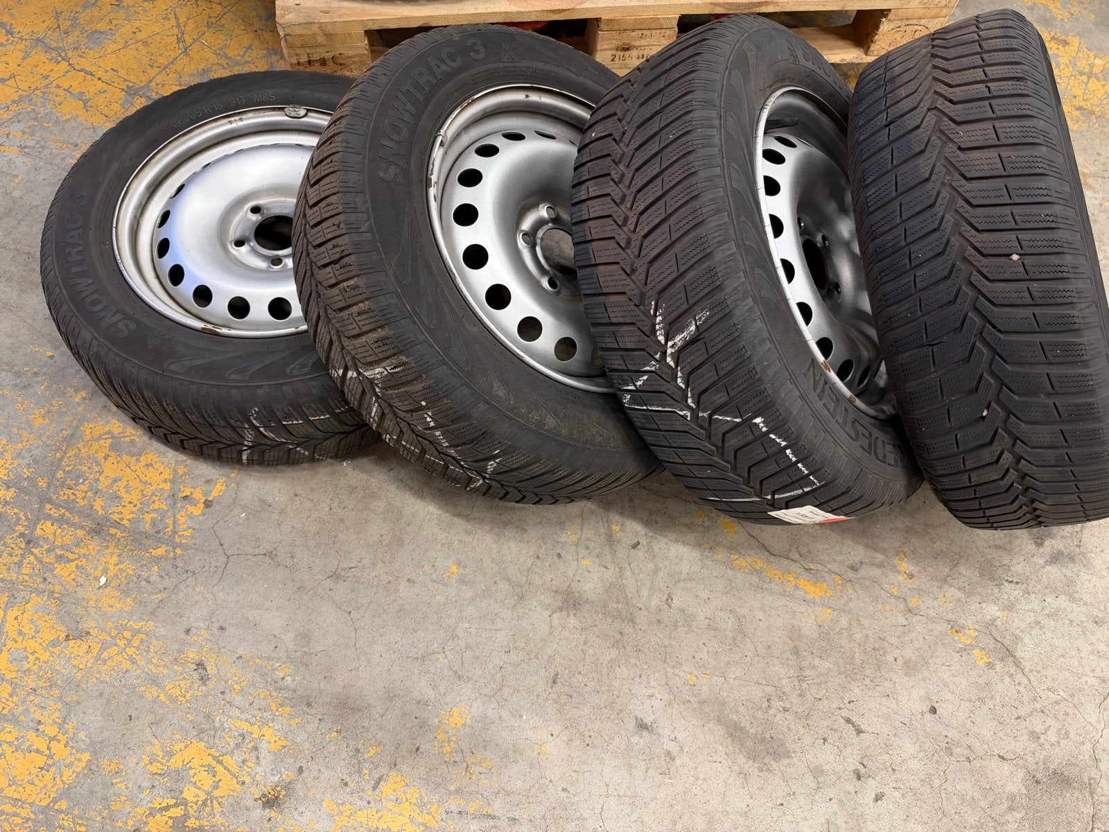 Vredestein Snowtrac 3 Winterbanden op stalen velgen peugeot, Ophalen, Gebruikt, 15 inch, Banden en Velgen