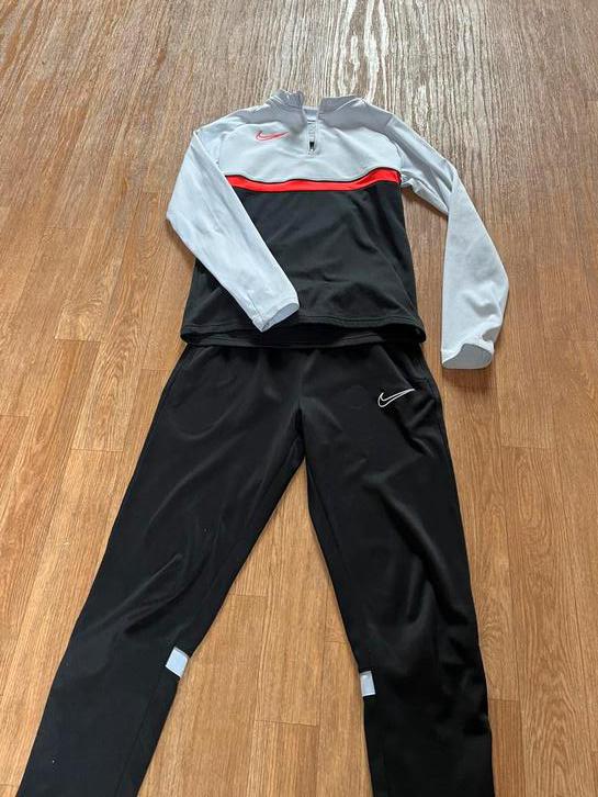 Trainingspak Nike maat 158-170, Kinderen en Baby's, Kinderkleding | Maat 164, Ophalen of Verzenden, Gebruikt, Jongen of Meisje