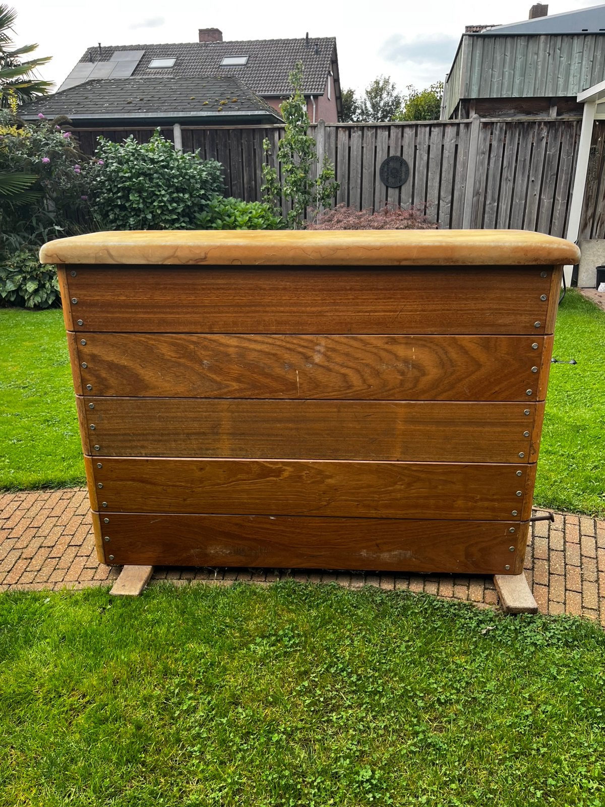 Oude houten gymkast / turnkast, Ophalen