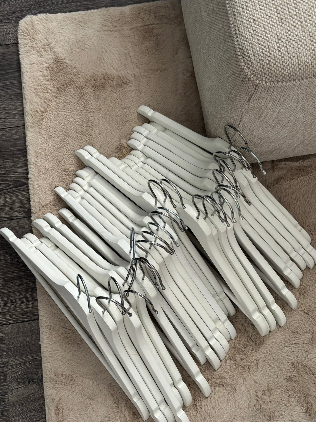 Witte houten kledinghangers (26 stuks), Kleding | Dames, Ophalen, Zo goed als nieuw, Hout, Volwassenen