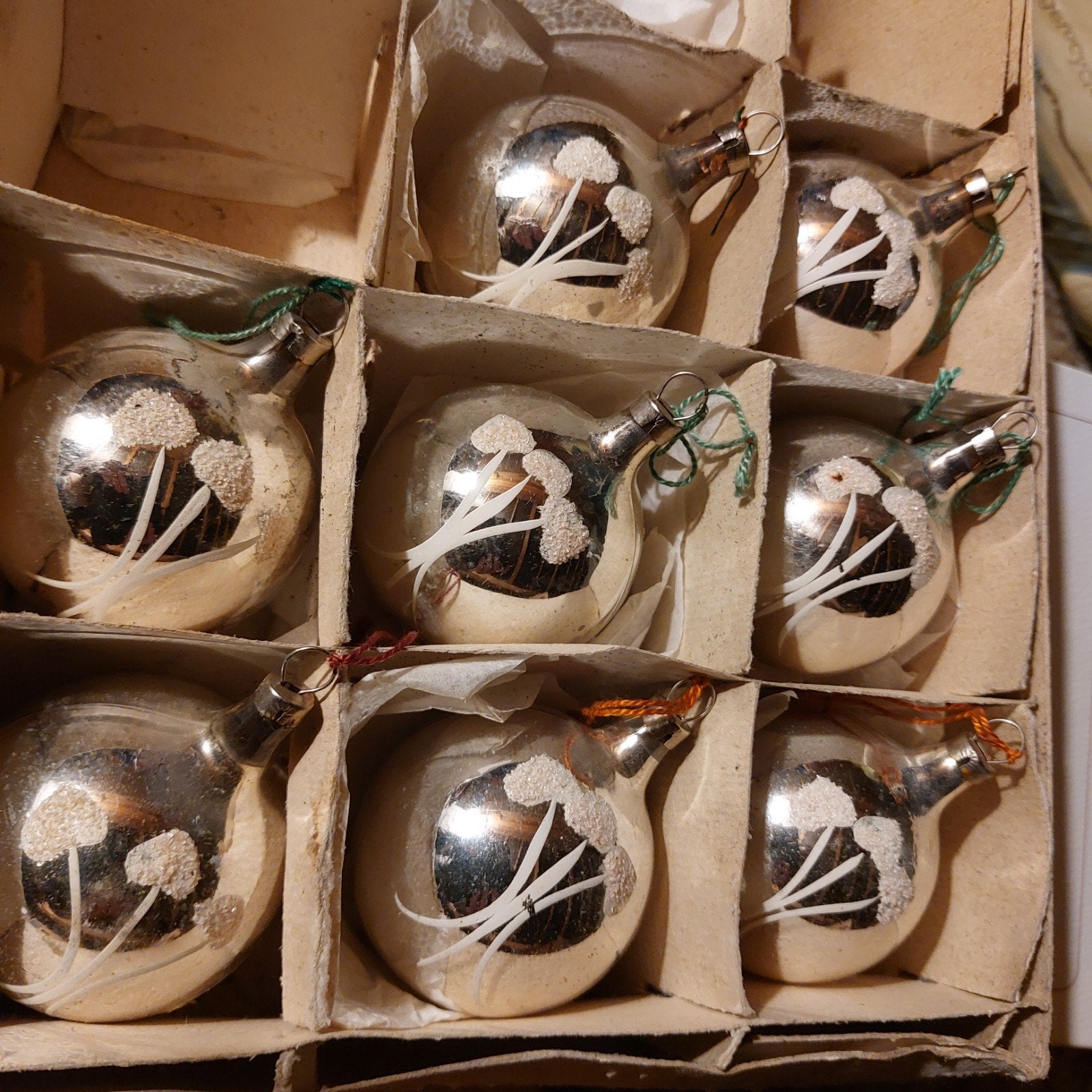 8 oude kerstballen met mooie gesuikerde versiering er op, Verzenden, Gebruikt
