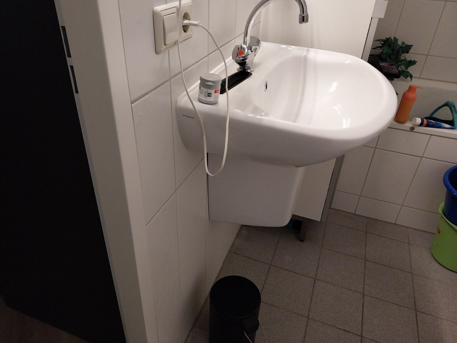 Witte wastafel met kraan en spiegel en plancet en sifonkap, Ophalen of Verzenden