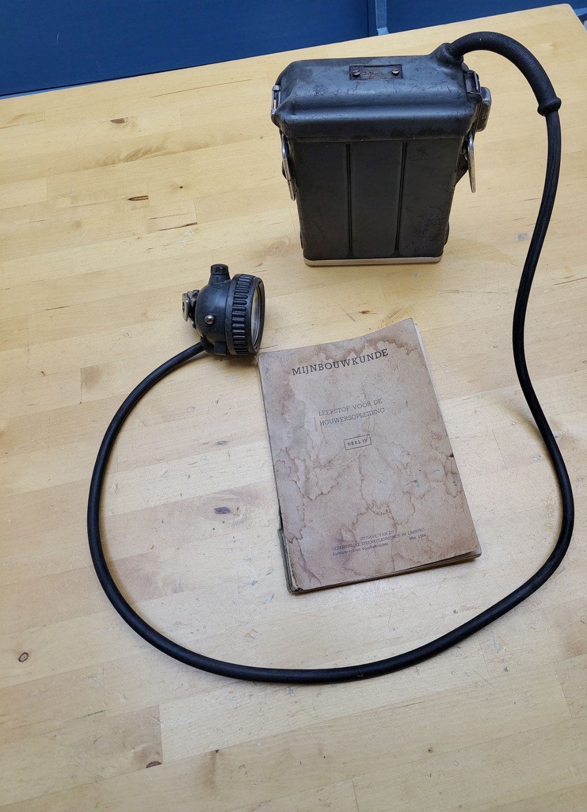 Vintage elektrische mijnwerkerslamp/accupetlamp+leerboek, Antiek en Kunst, Ophalen of Verzenden