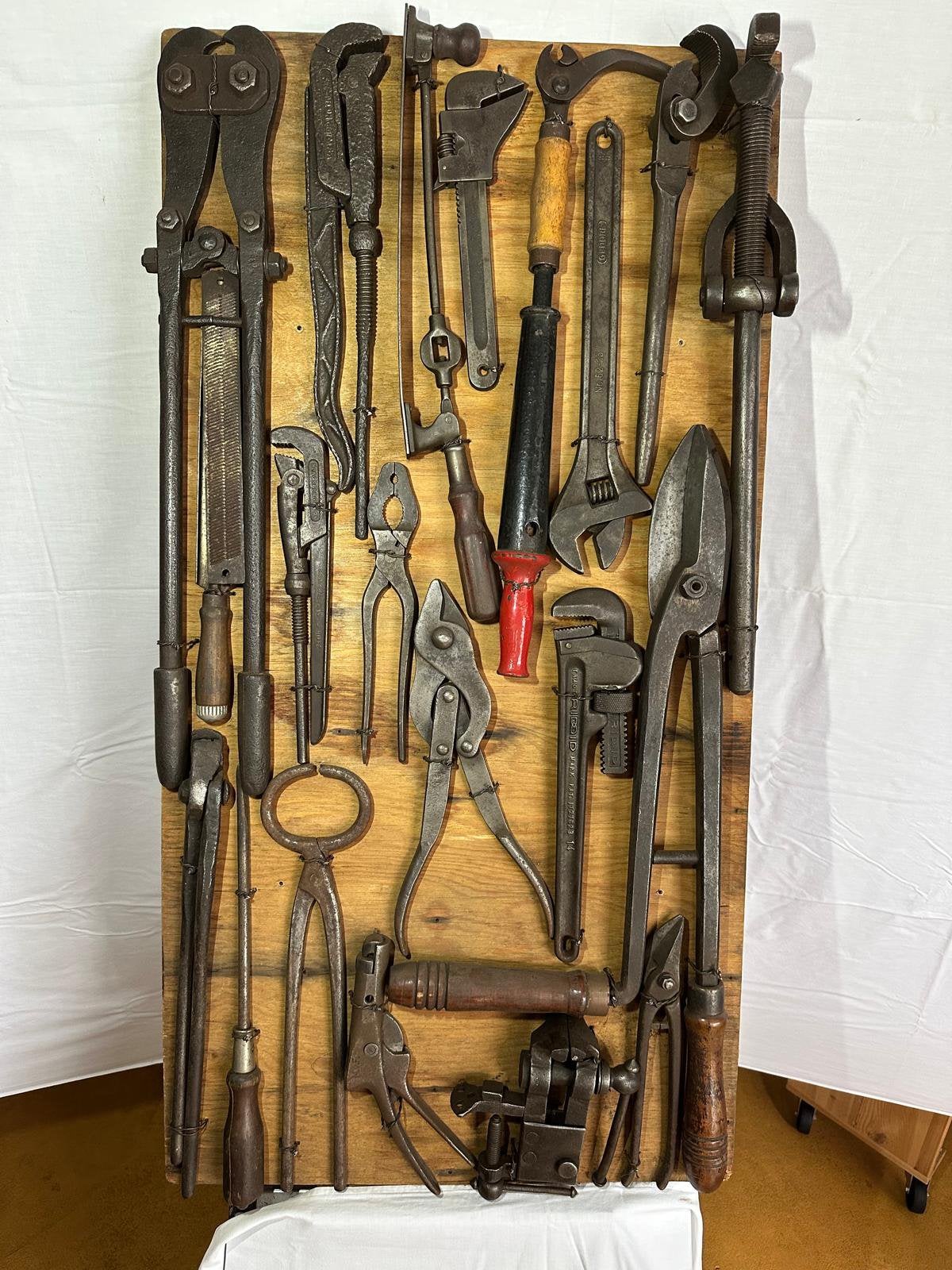Handgereedschap 20 stuks (loodgieters) op wandbord, Antiek en Kunst, Ophalen