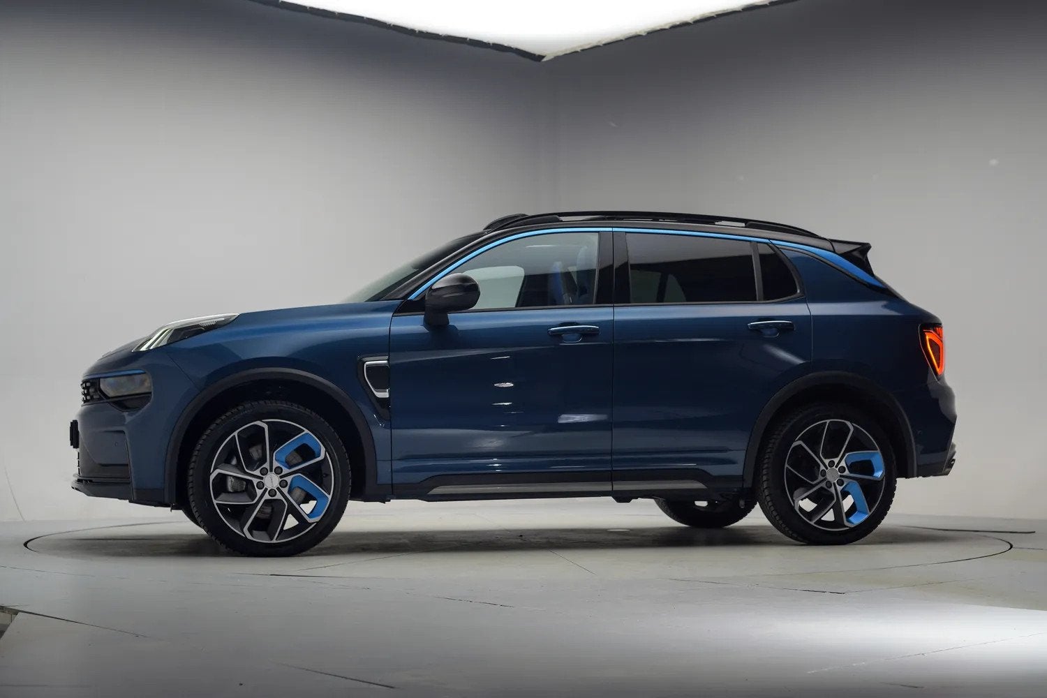 Lynk & Co 01 1.5 PHEV MY23 6,6kWh Blauw [ SoH 94,5% | Zwarte, Automaat, Blauw, Bedrijf, 1854 kg