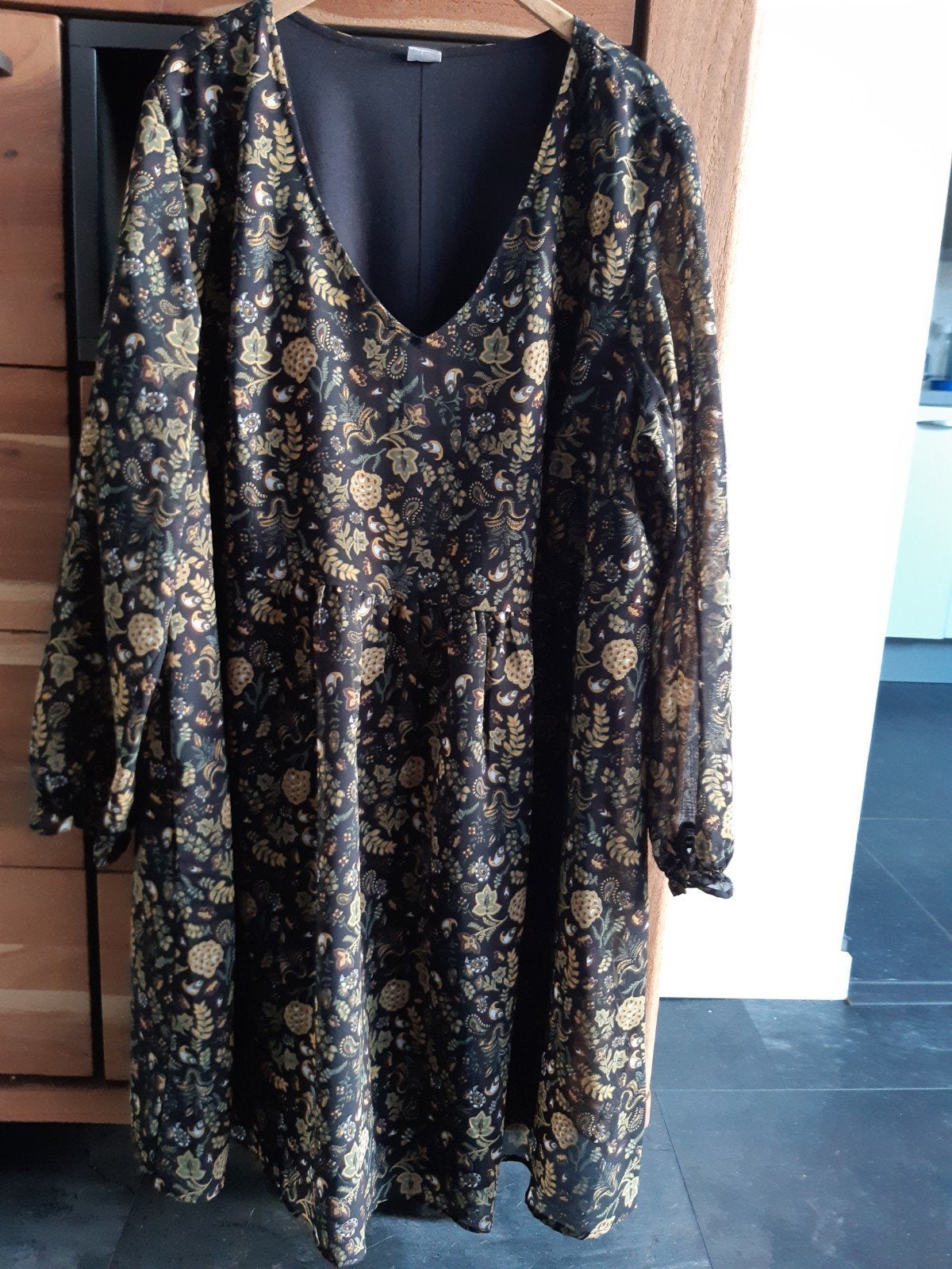 Zwart jurkje met print. V hals en A lijn. Maat 46., Kleding | Dames, Jurken, Zo goed als nieuw, Maat 46/48 (XL) of groter, Zwart