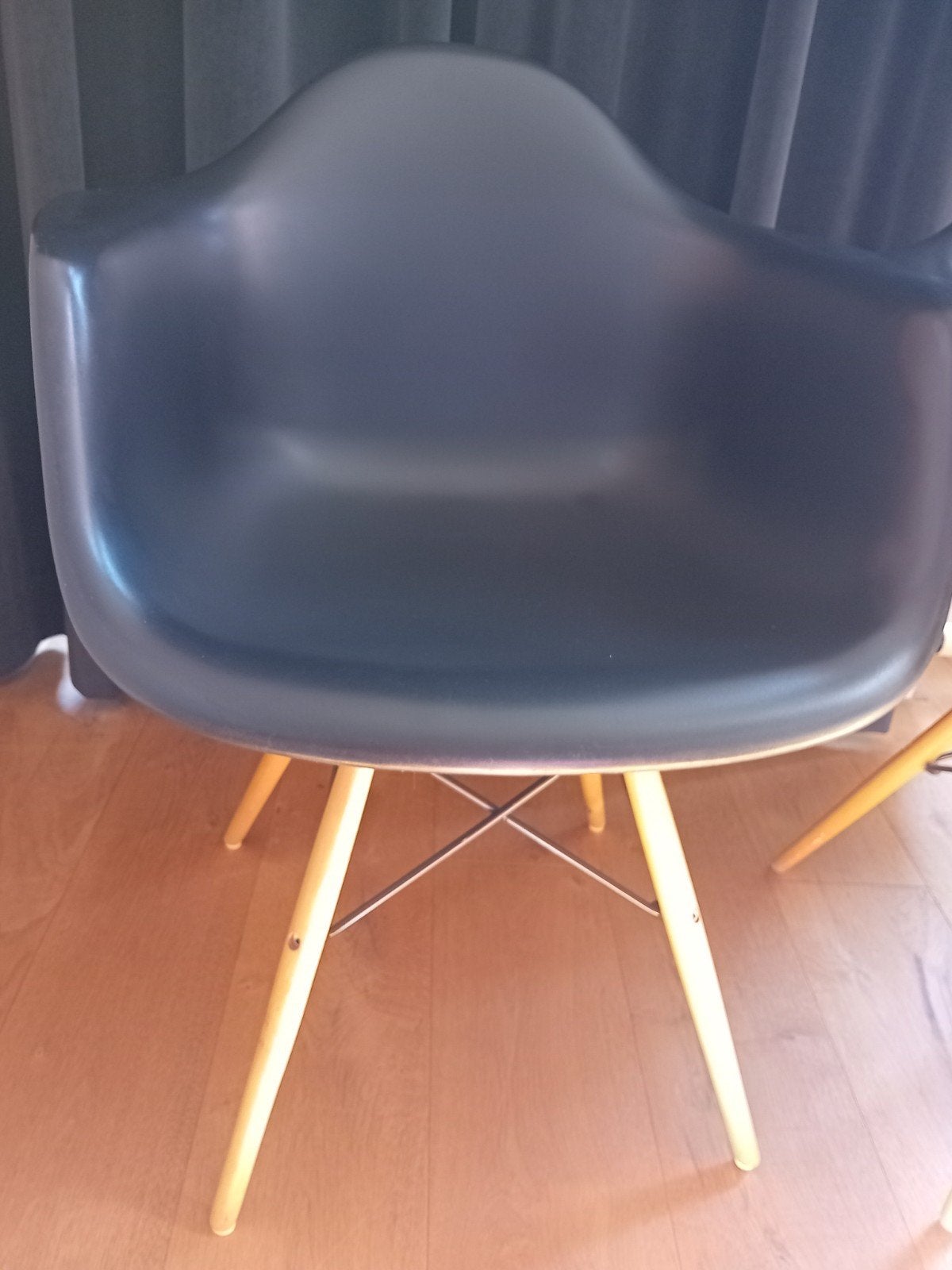 Foto 2 van 4 stoelen eams stijl