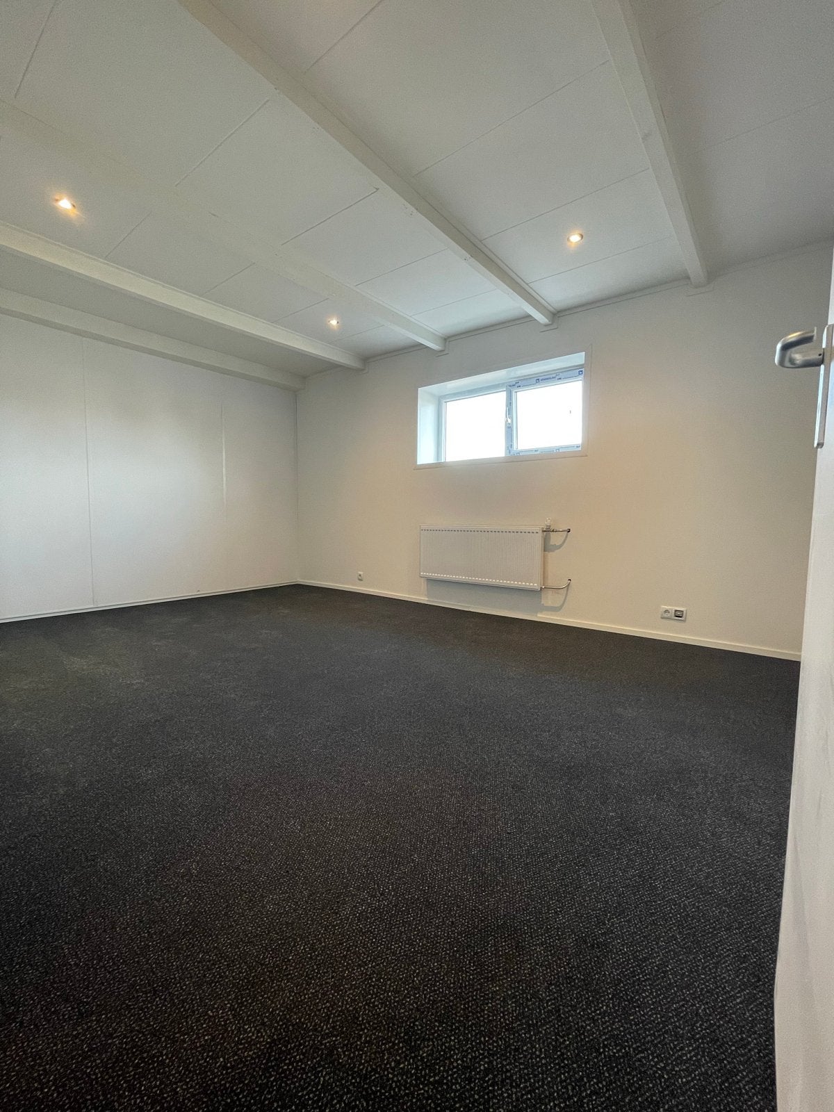 Huur kantoor/werkruimte plus ontvangstruimte/kantine en P, Bedrijfsruimte