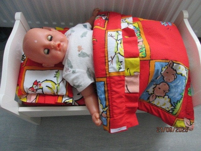 2 poppenbedjes en poppen - kleertjes enz., Ophalen