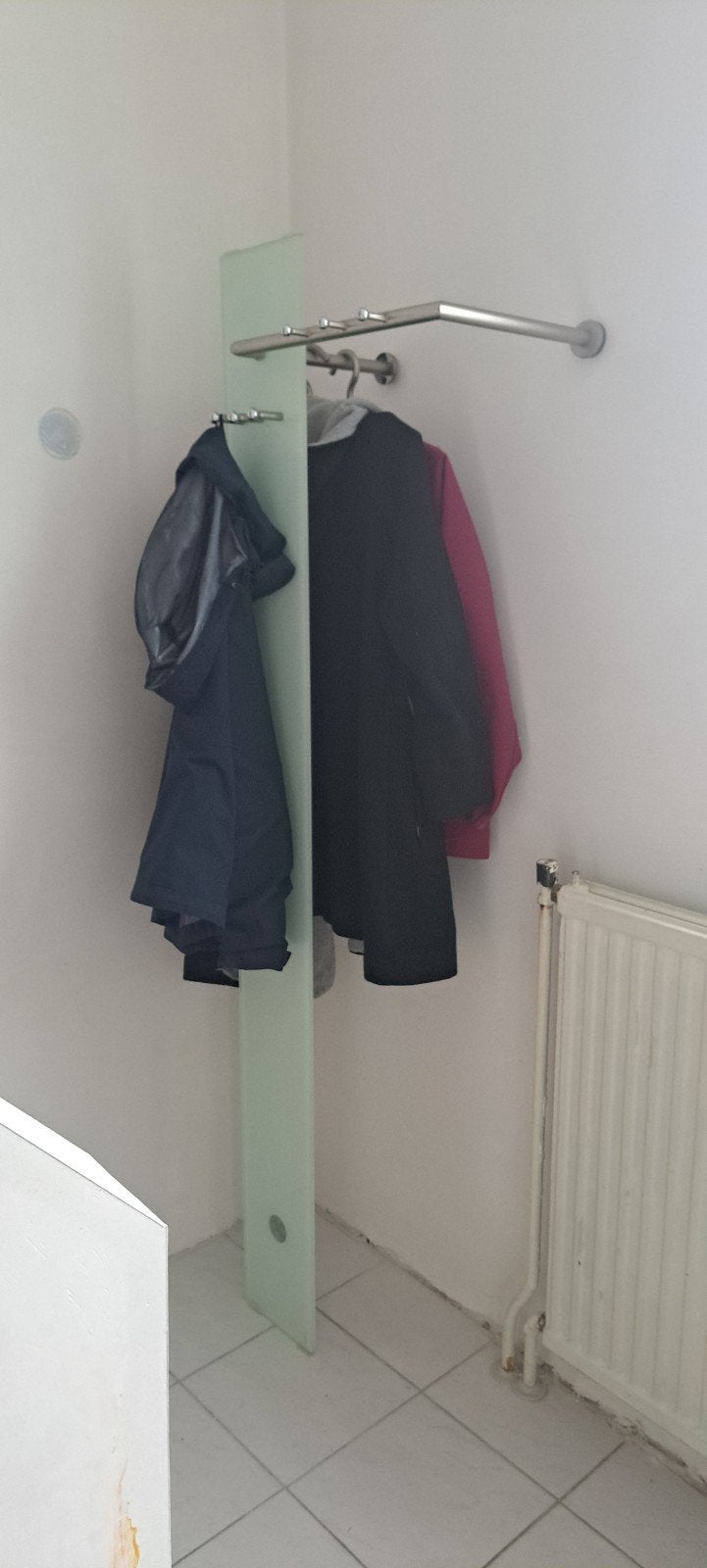 Glazen wandkapstok met roestvrijstalen stang en haken, Huis en Inrichting, Wandkapstok, Gebruikt, Ophalen of Verzenden, Glas