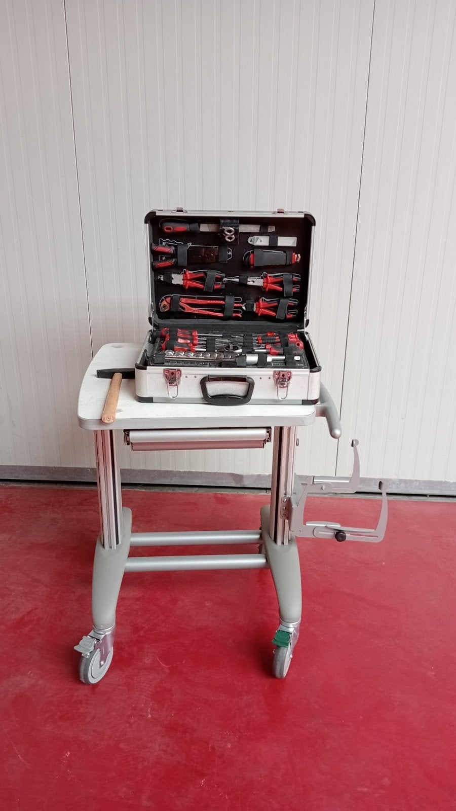 Aluminium werktafel met zwenkwielen - zo goed als nieuw, Ophalen of Verzenden