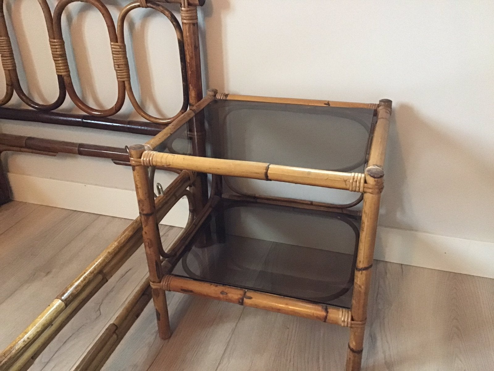 Bamboe nachtkastje met smoked glass, Huis en Inrichting, Slaapkamer | Nachtkastjes, Ophalen, Minder dan 45 cm, Minder dan 55 cm