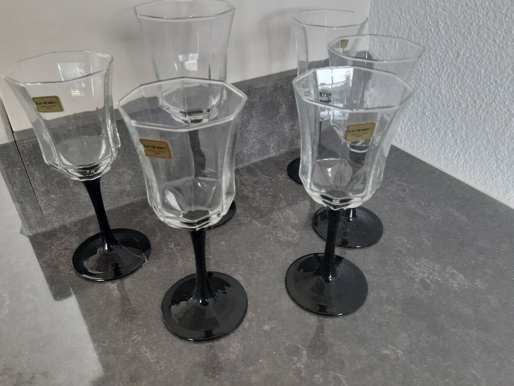 5 wijnglazen met zwarte voet - Luminarc, Ophalen