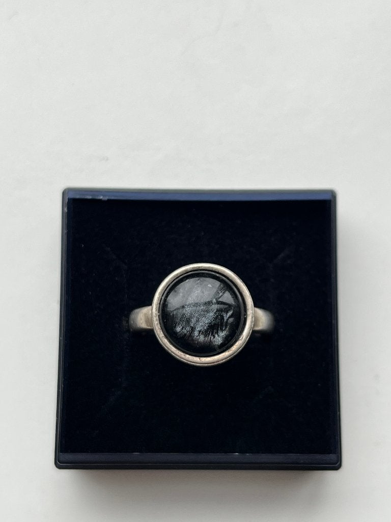 Qoss ring met zwarte steen maat 18 Mikki, IJzer of Staal, Ophalen of Verzenden, Zo goed als nieuw, 17 tot 18