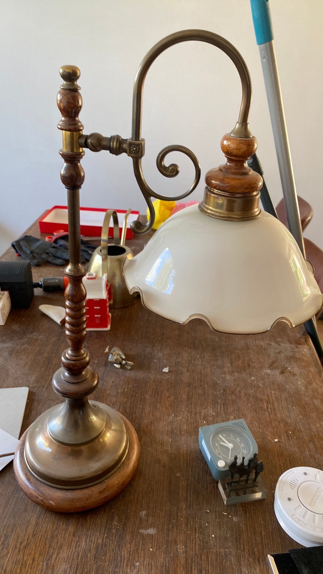 Antieke Tafellamp met Melkglas Kap - Messing & Hout, Ophalen