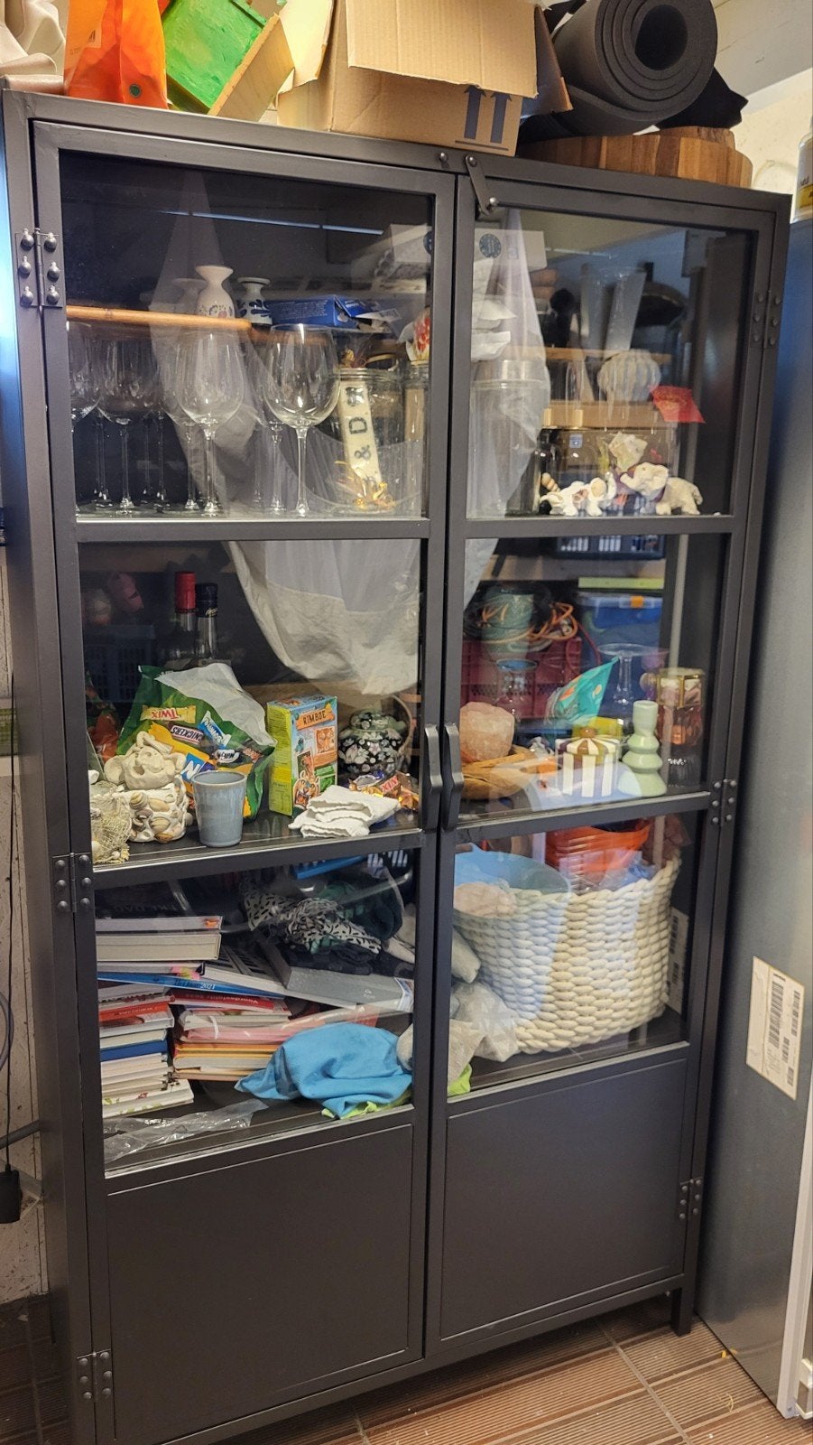 Zwarte vitrinekast Karwei - Zo goed als nieuw, Met deur(en), Zo goed als nieuw, Glas, 150 tot 200 cm