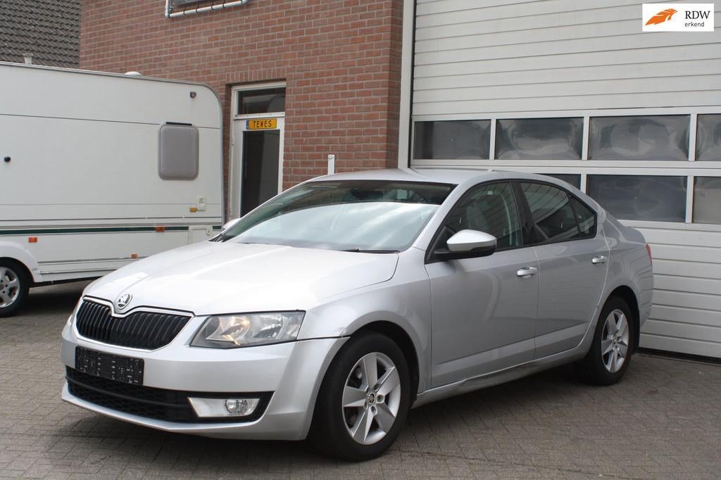 Skoda Octavia 1.6 TDI Greenline Ambition right hand drive. a, Gebruikt, Overige carrosserieën, Origineel Nederlands, Bedrijf