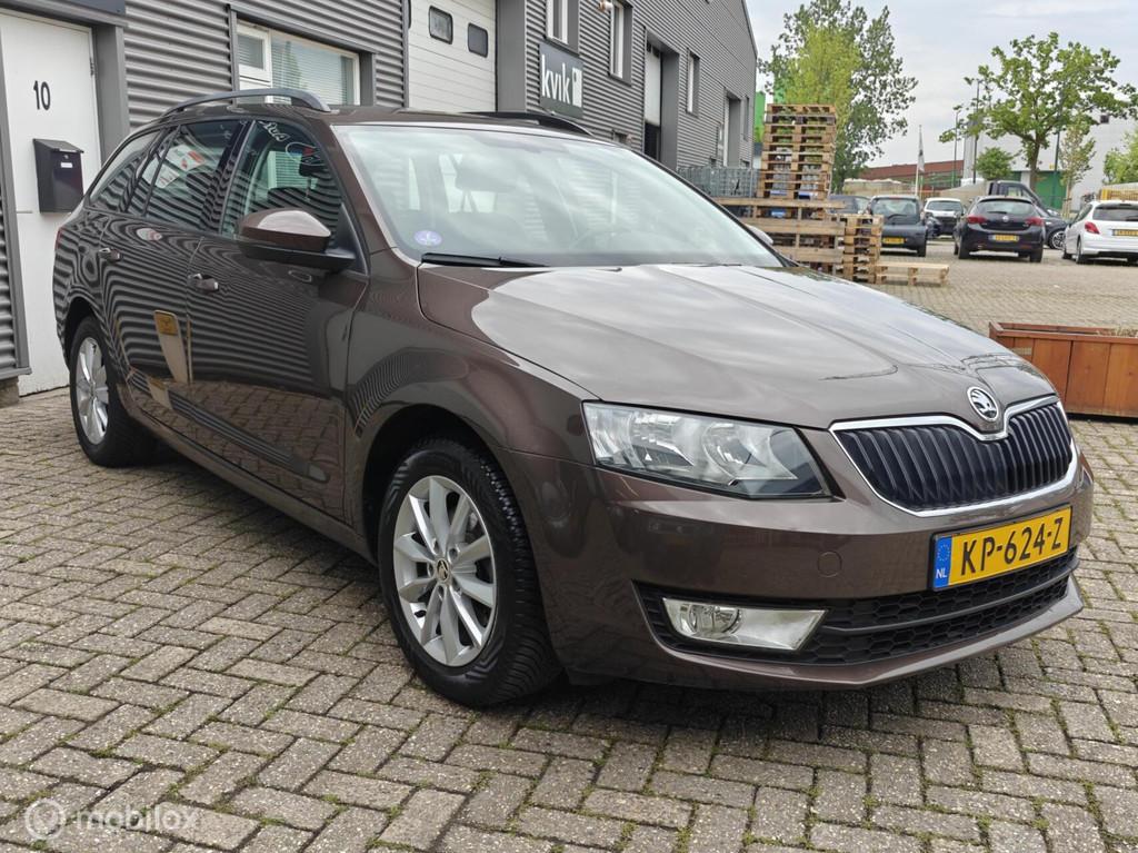 Skoda Octavia Combi 1.0TSi 95pk H6 GT Ambition B. Clima Navi, Bruin, 49 €/maand, Origineel Nederlands, Handgeschakeld