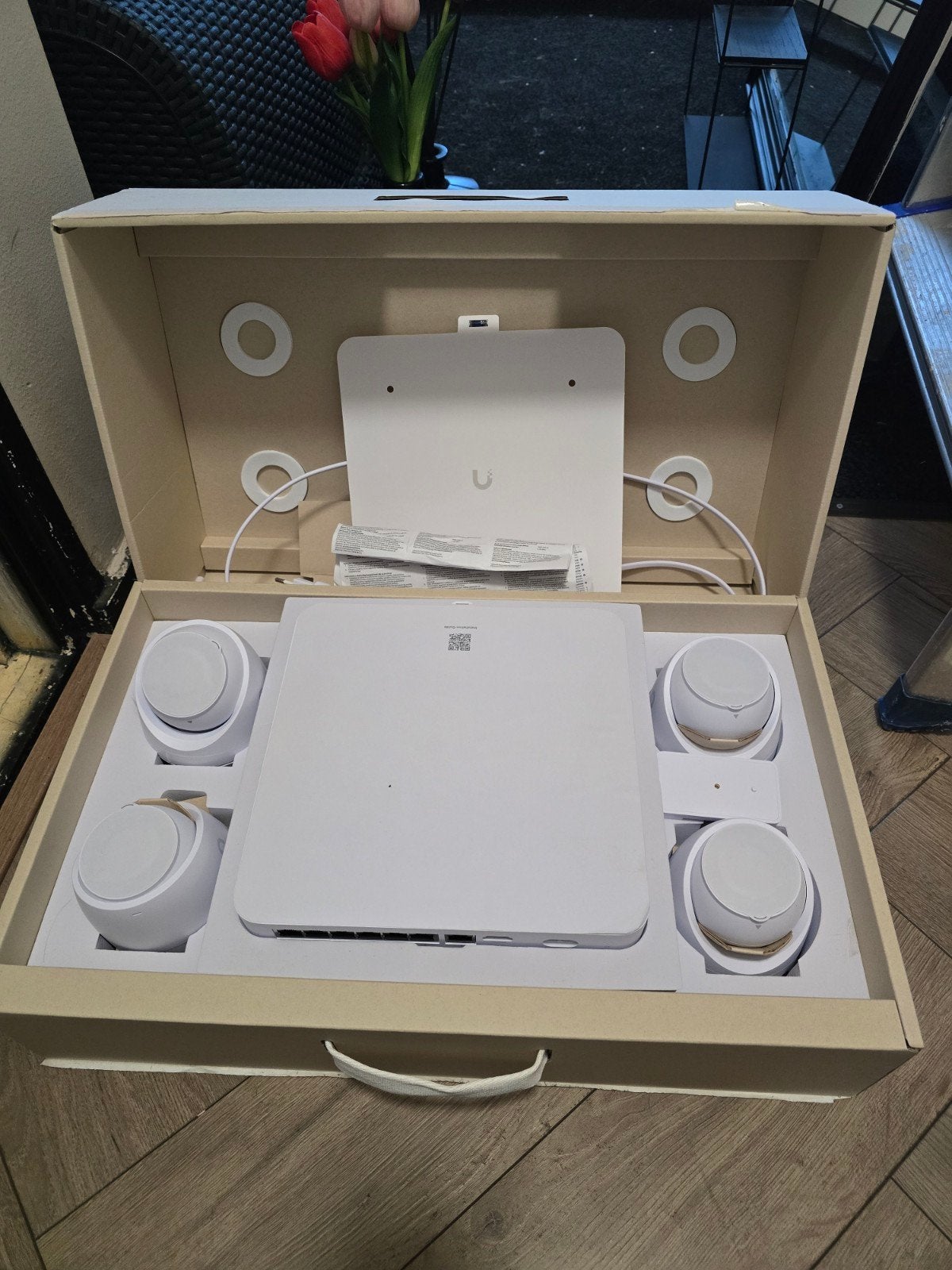 Ubiquiti UniFi Protect NVR met 4 G3 Instant camera's, Ophalen of Verzenden, Zo goed als nieuw, Buitencamera