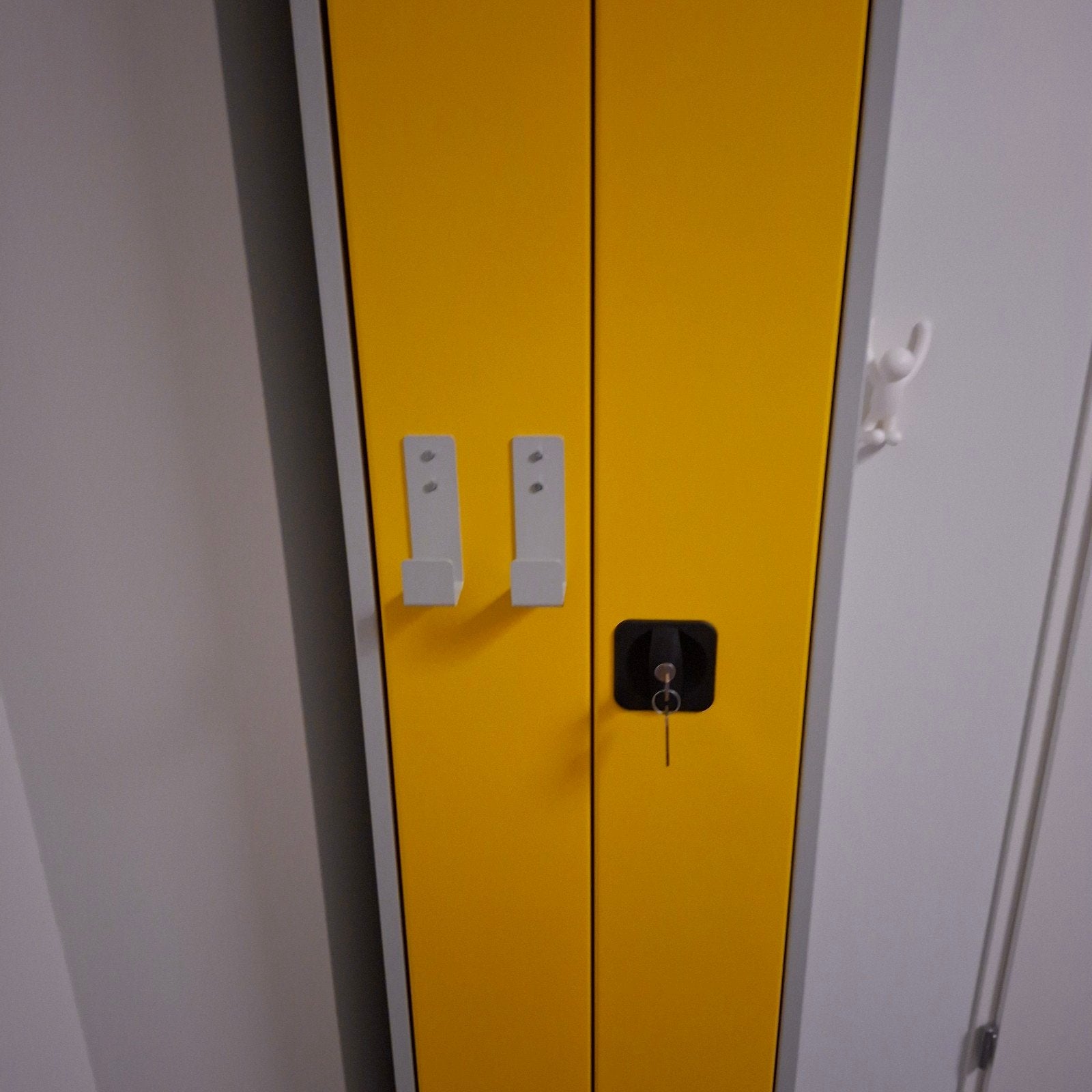 Gele metalen kledingkast/ locker met 2 deuren en sleutel, Ophalen, Gebruikt, Industrieel, Modern, Functioneel